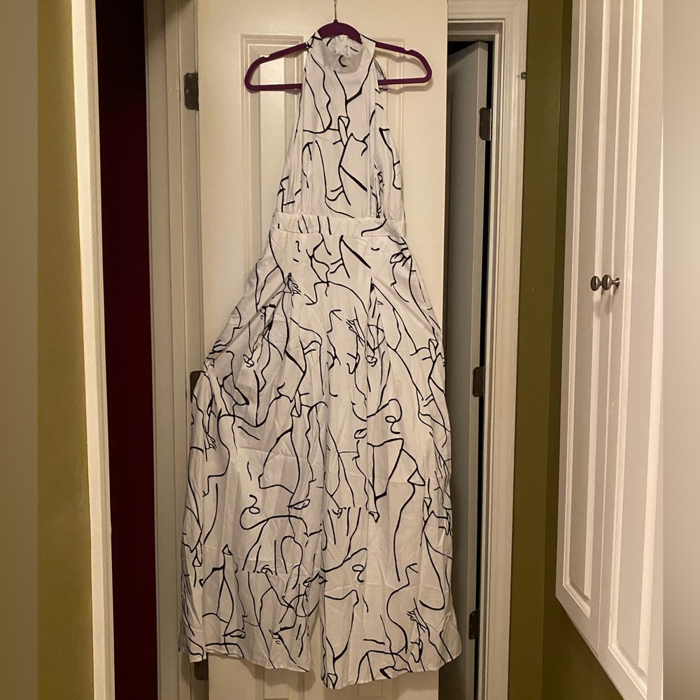 Beautiful black-and-white jumpsuit. Wide leg. brand new never worn.